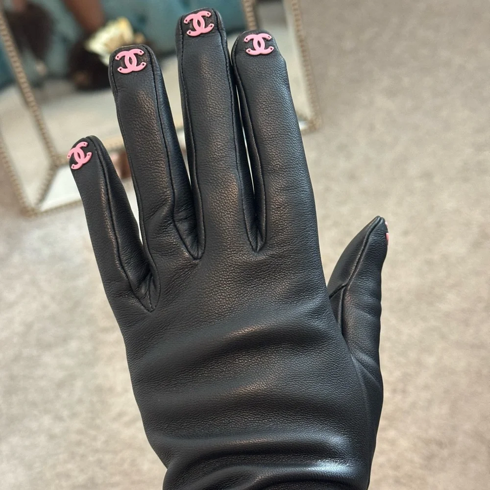 CHANEL CC Black leather Gloves with Pink Details